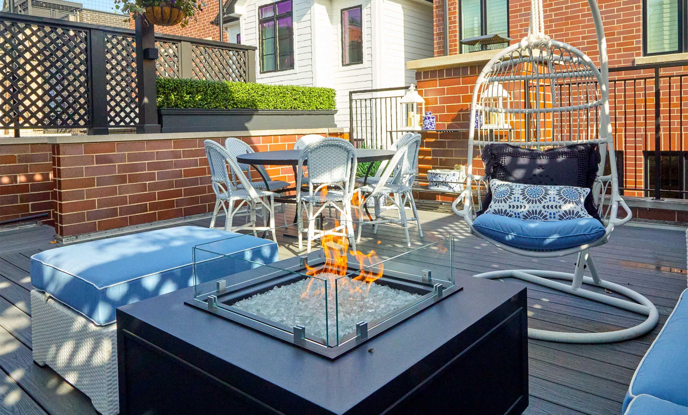 Chicago Roof Deck Hanging chair Photo 3