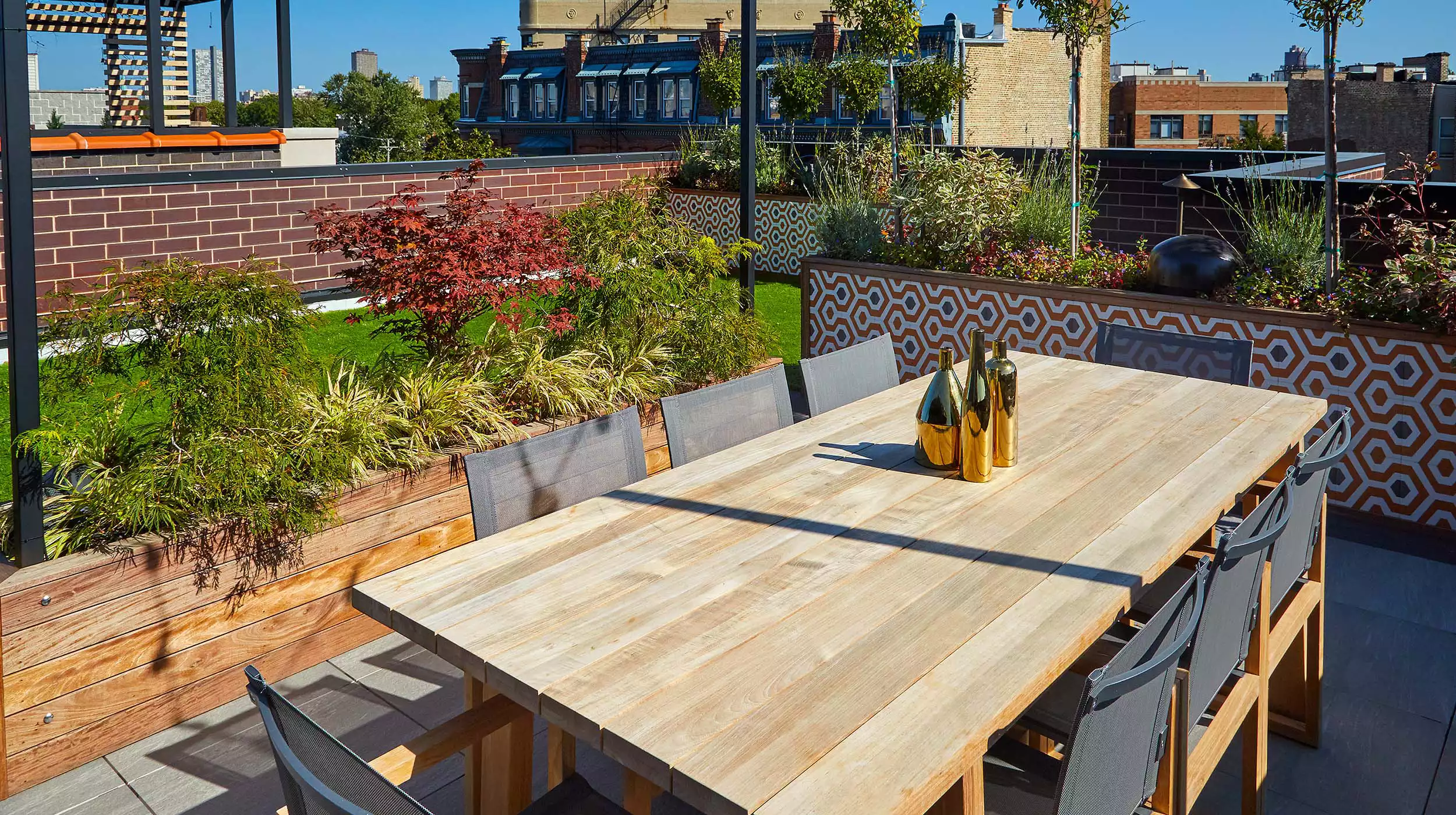 Chicago Roof Deck Operable Alu Shade & Funky Finishes 