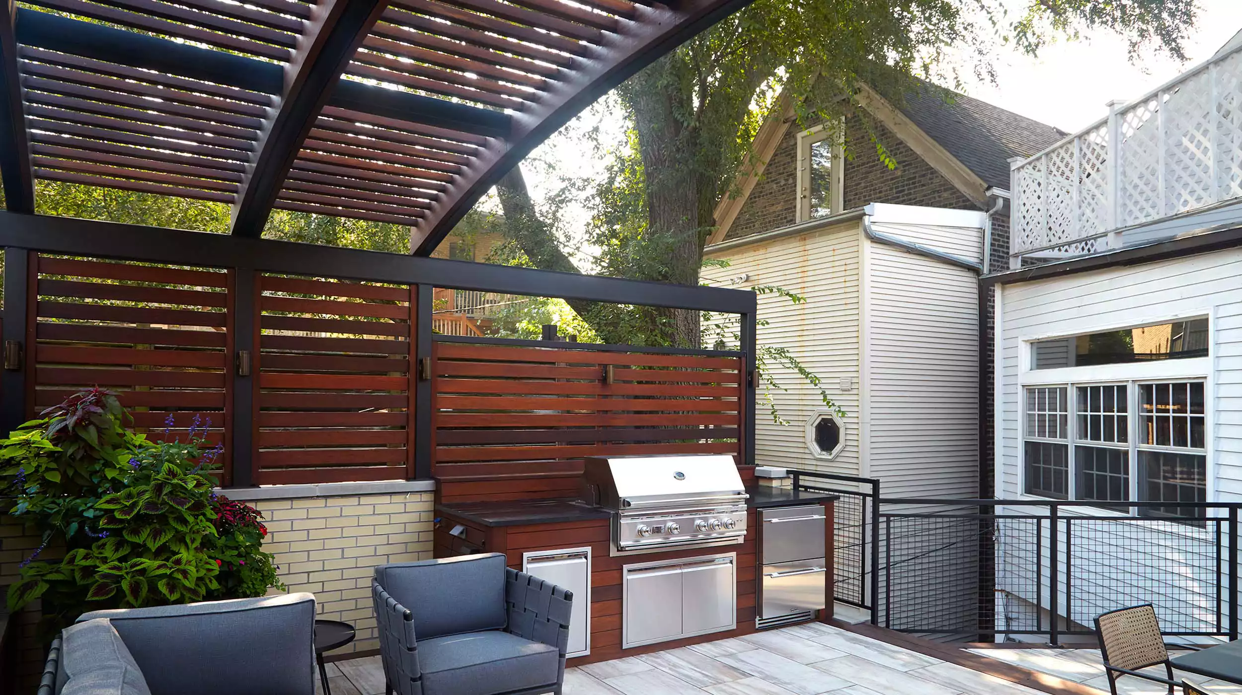 Chicago Roof Deck Projects Curved Covering Near Clark Photo 2