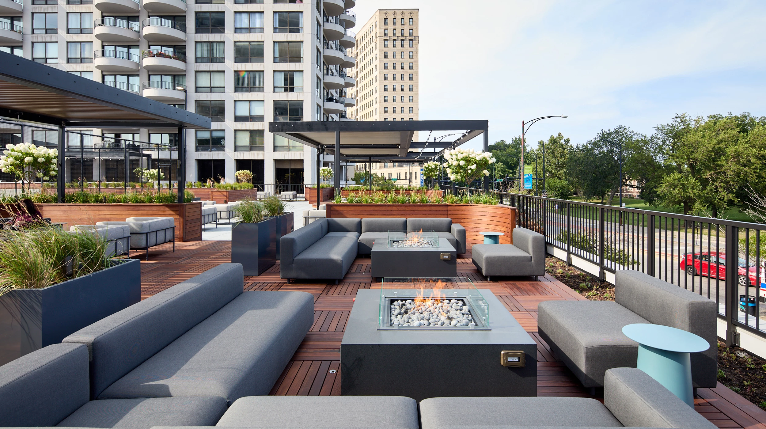 Chicago Roof Deck Projects The Urban Play & Chill Deck ▹ Photo 2