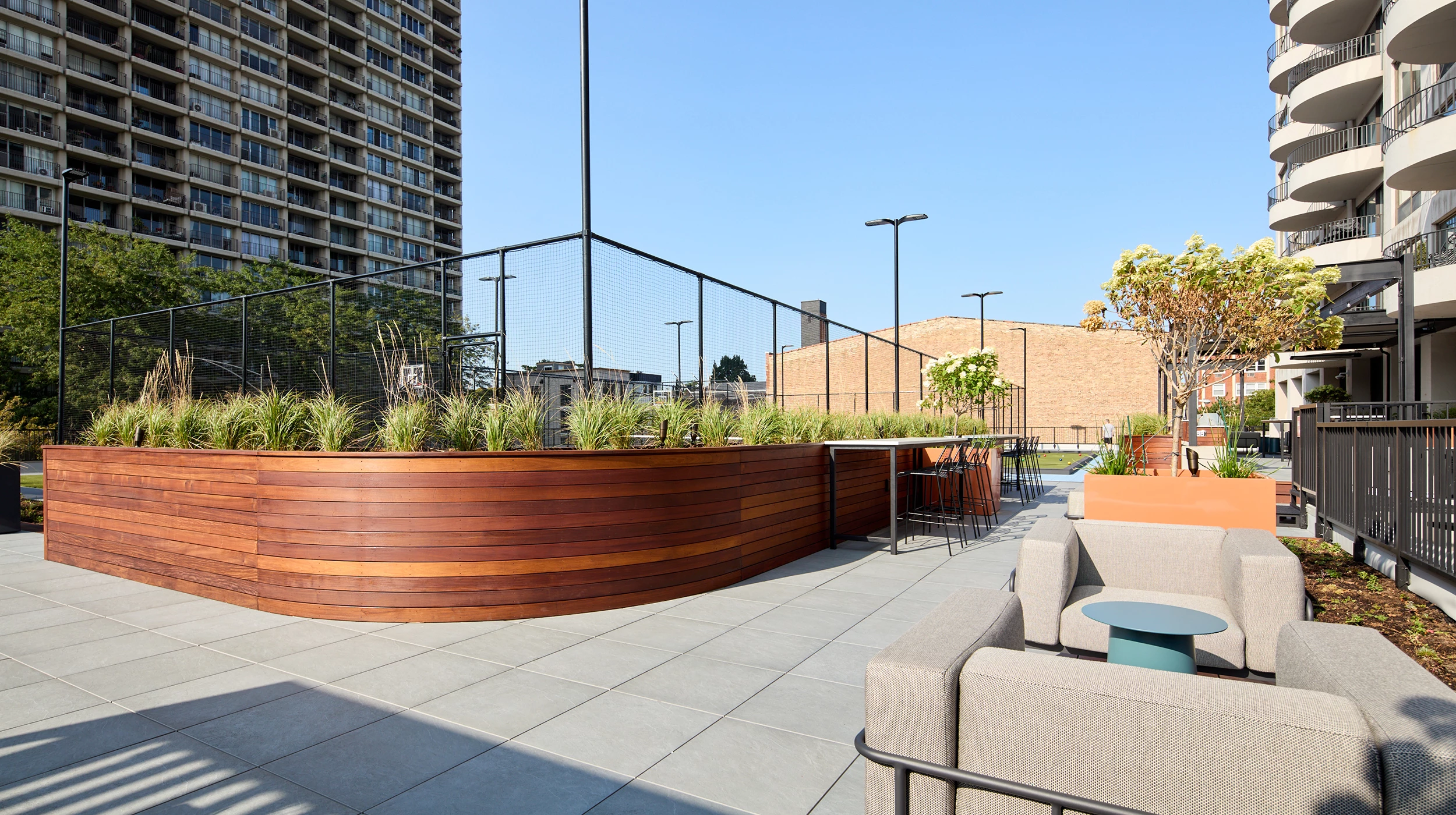 Chicago Roof Deck Projects The Urban Play & Chill Deck ▹ Photo 3