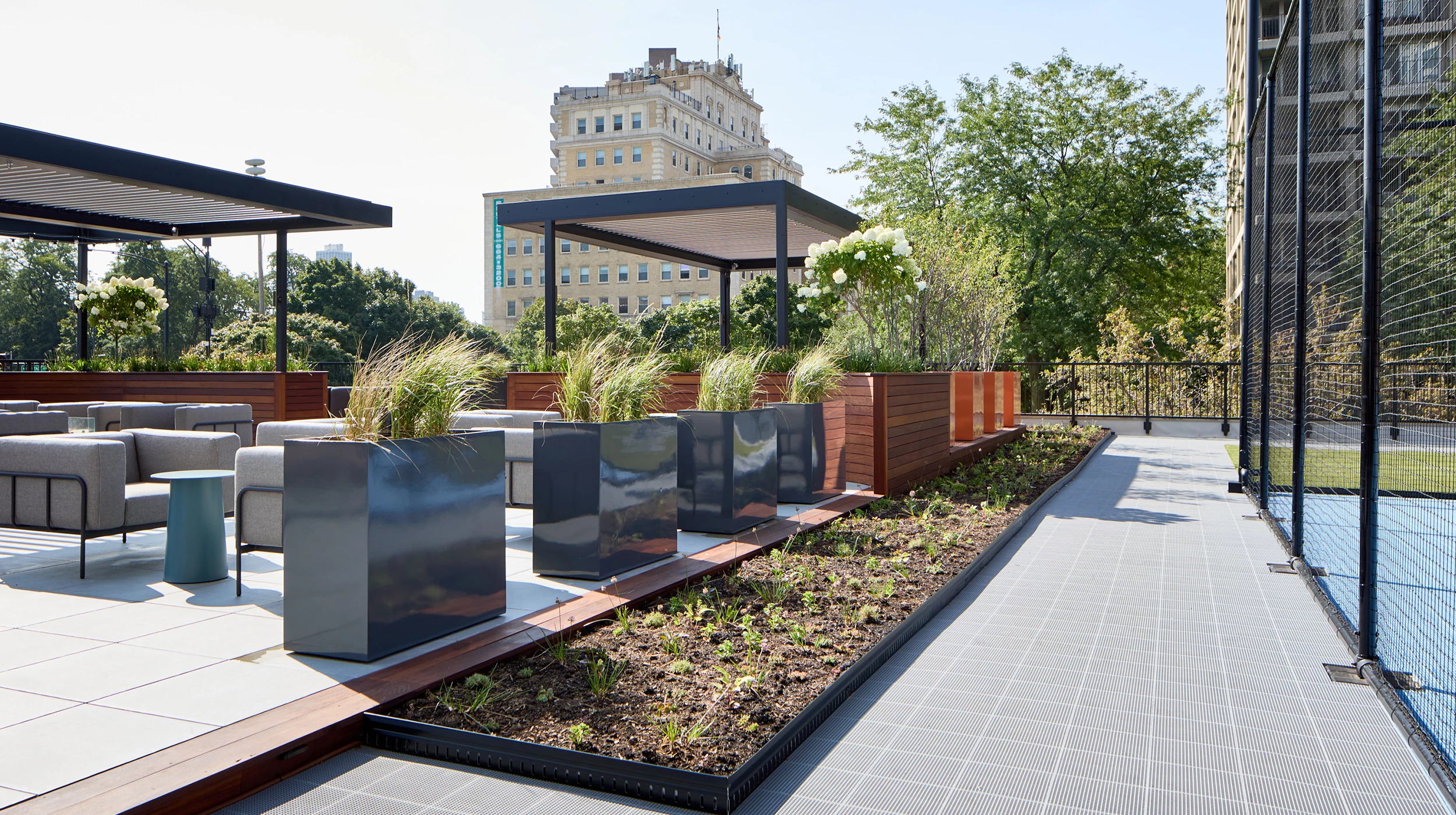 Chicago Roof Deck Projects The Urban Play & Chill Deck ▹ Photo 7