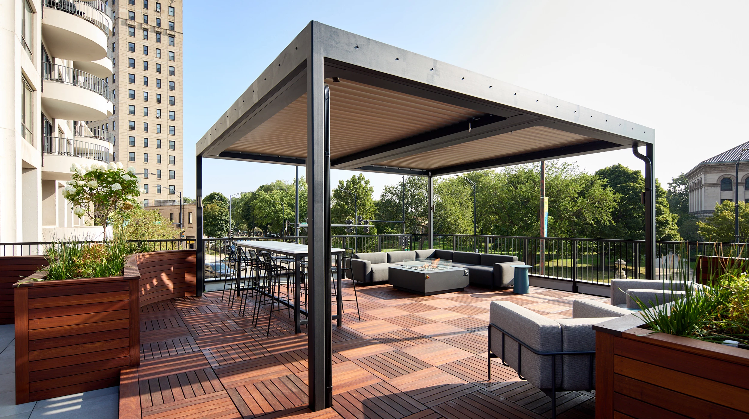 Chicago Roof Deck Projects The Urban Play & Chill Deck ▹ Photo 7