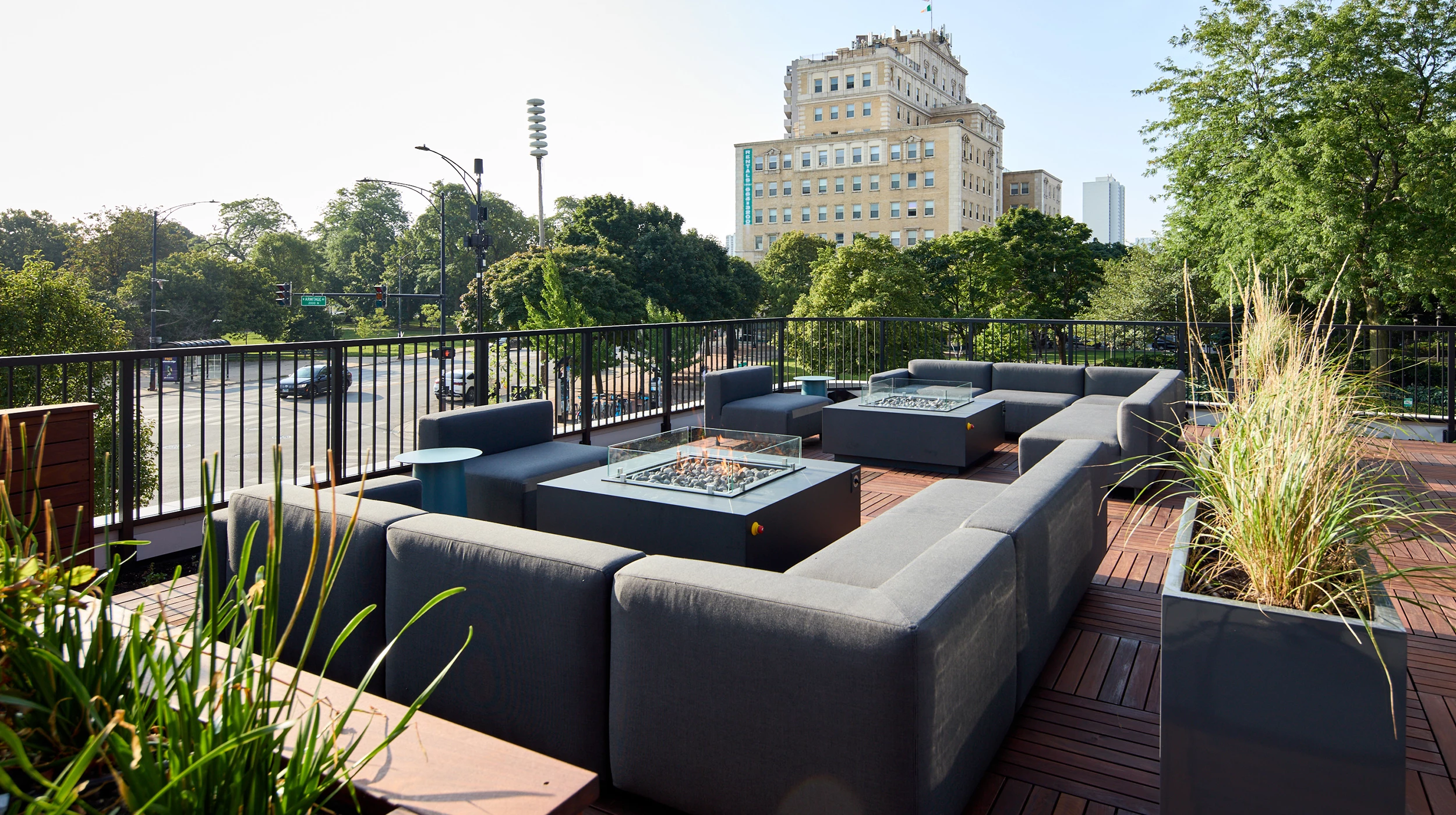 Chicago Roof Deck Projects The Urban Play & Chill Deck ▹ Photo 7