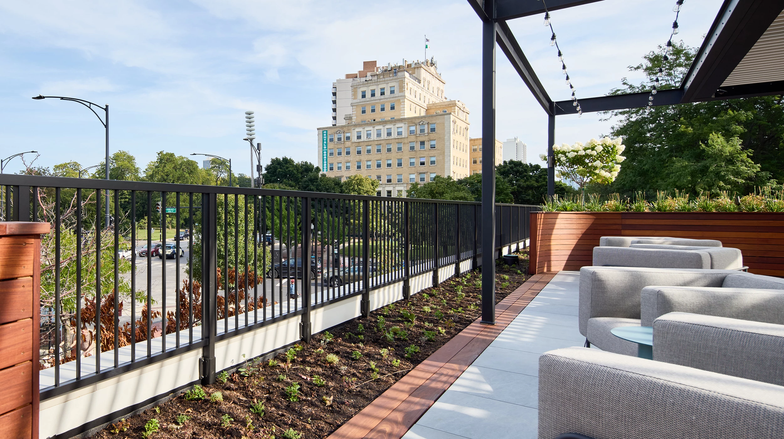 Chicago Roof Deck Projects The Urban Play & Chill Deck ▹ Photo 7