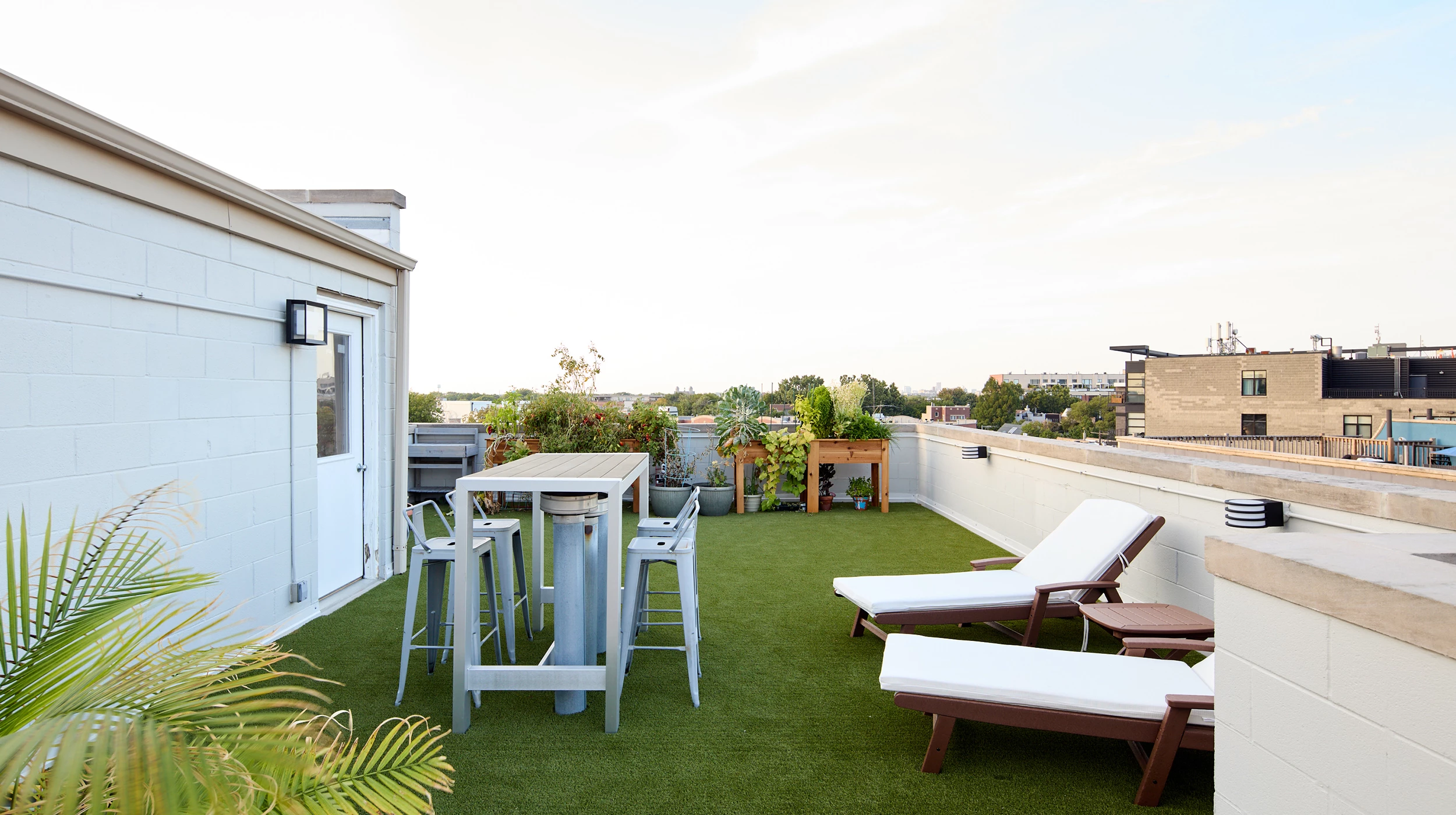 Chicago Roof Deck Projects Sunset Bar & Lounge ▹ Photo 4