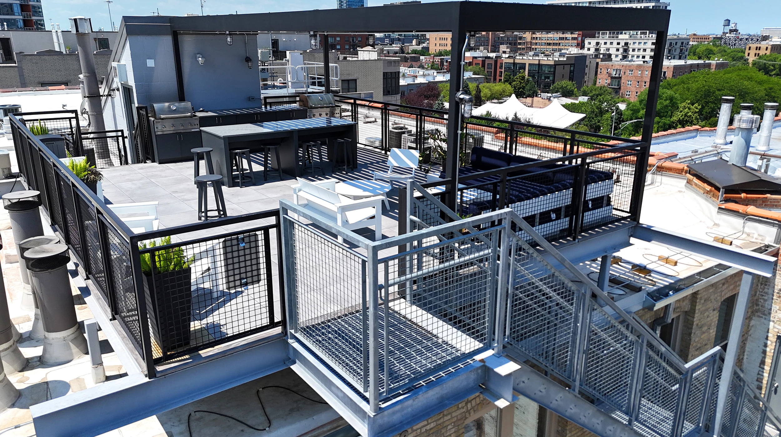 Chicago Roof Deck Projects Steel & Shade Skyline ▹ Photo 1