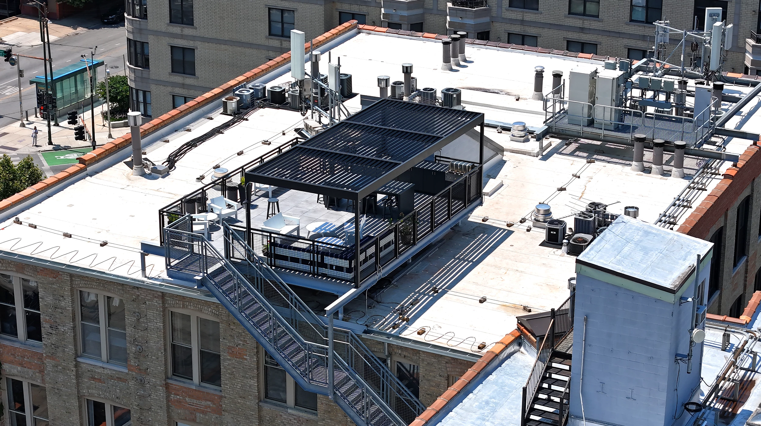 Chicago Roof Deck Projects Steel & Shade Skyline ▹ Photo 5