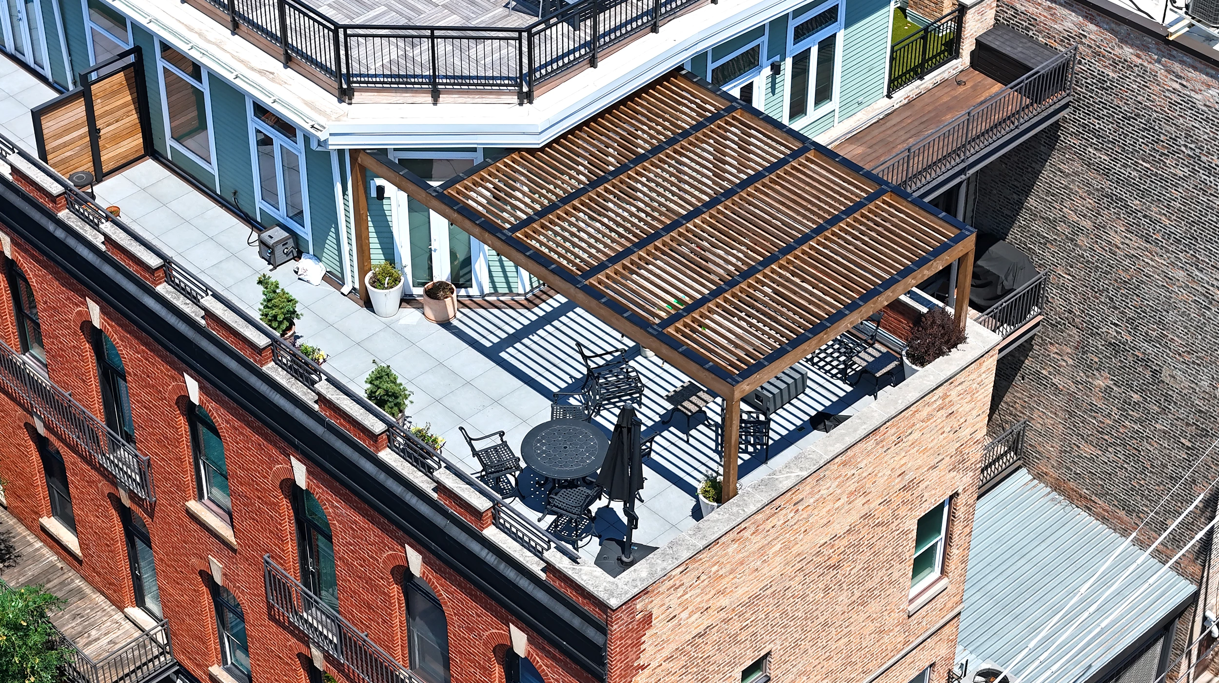 Chicago Roof Deck Projects Pergola Haven in the City ▹ Photo 2