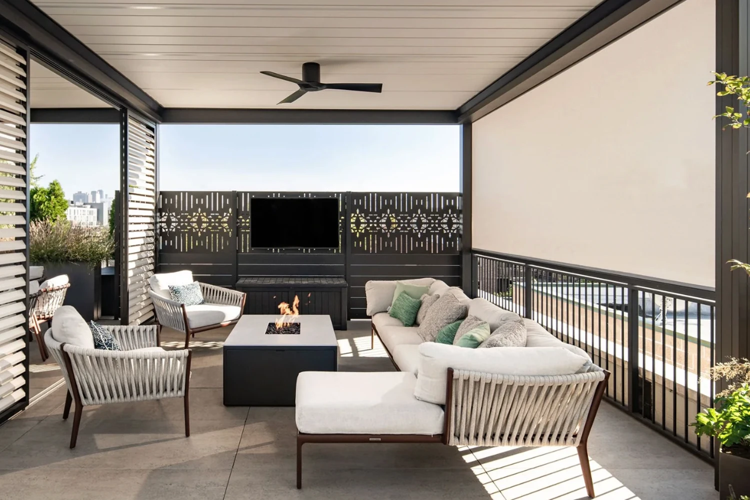 Chicago Roof Deck Element Retractable screening Main Photo